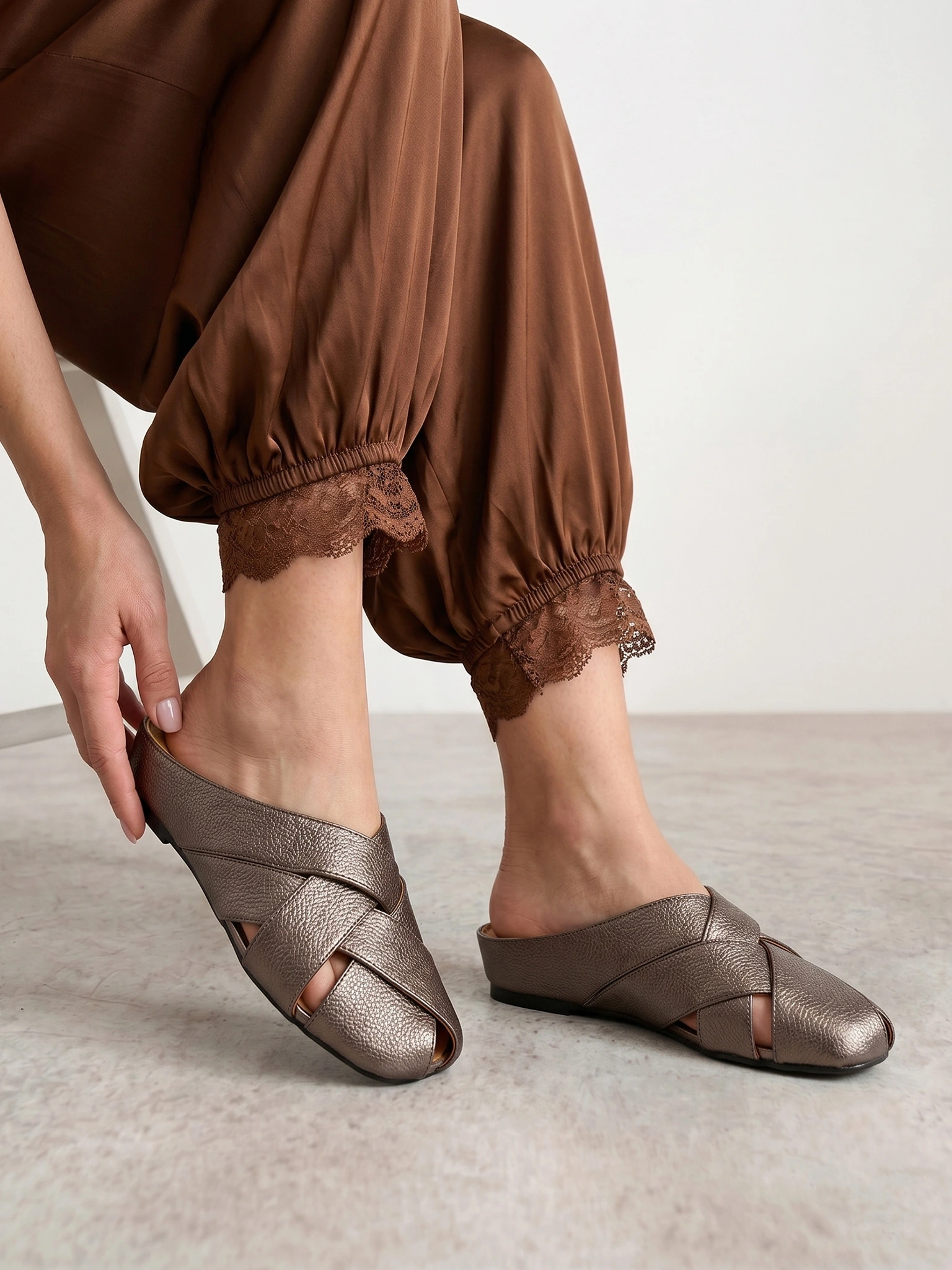 Сабо цвета серебра на венском каблуке